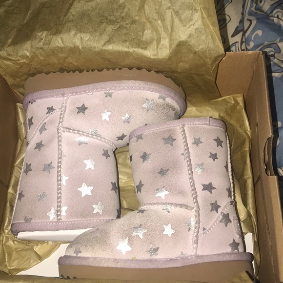 Classic Short II Star Uggs - Picture 5 of 5